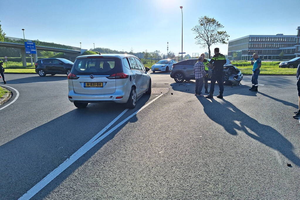 Auto zwaar beschadigd na frontale botsing