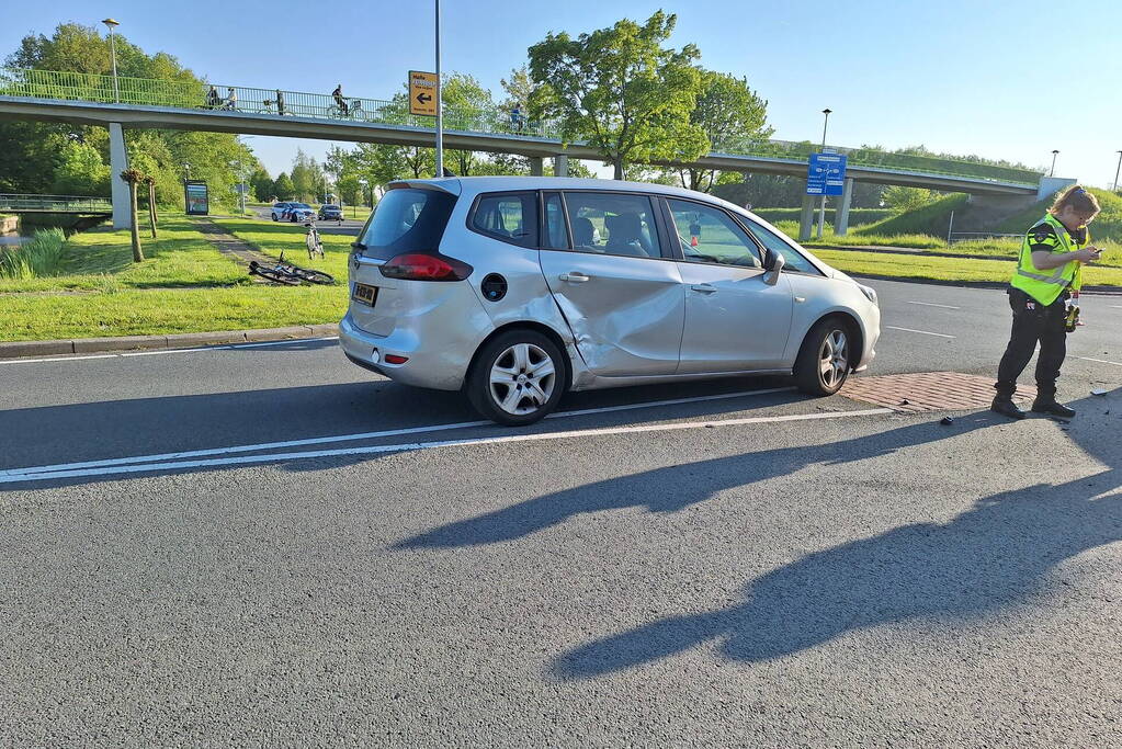 Auto zwaar beschadigd na frontale botsing