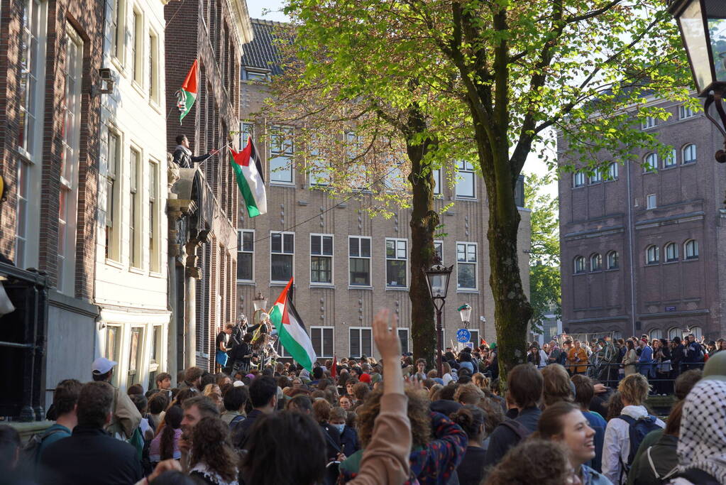 Demonstranten bezetten Binnengasthuisterrein