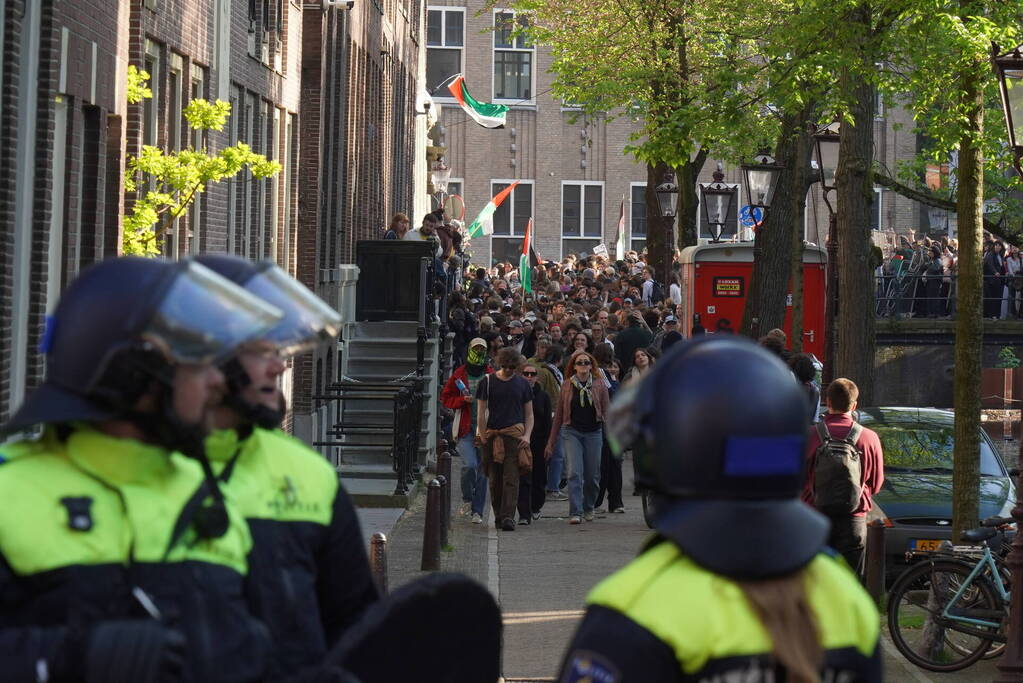 Demonstranten bezetten Binnengasthuisterrein