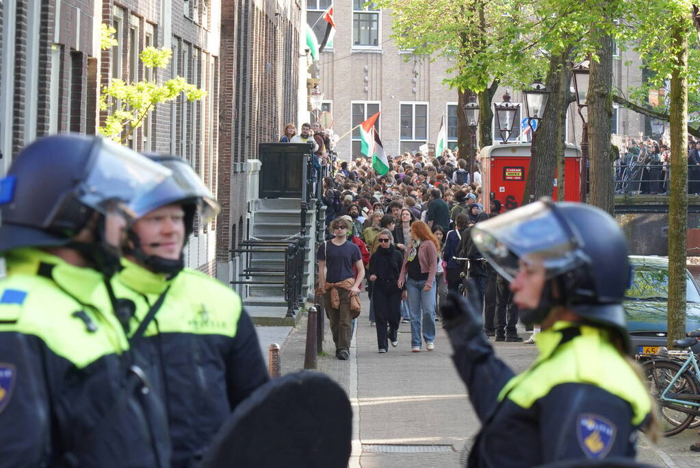 Demonstranten bezetten Binnengasthuisterrein