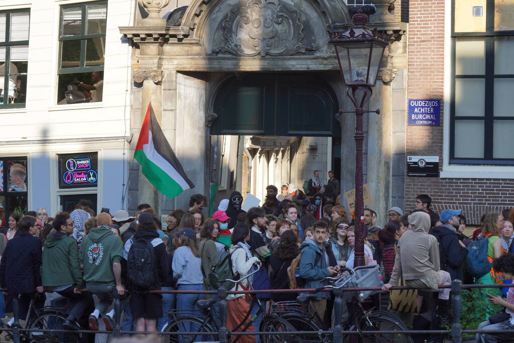 Demonstranten bezetten Binnengasthuisterrein