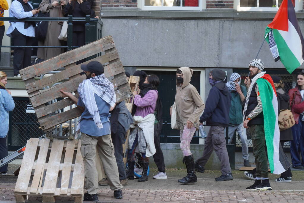 Demonstranten bezetten Binnengasthuisterrein