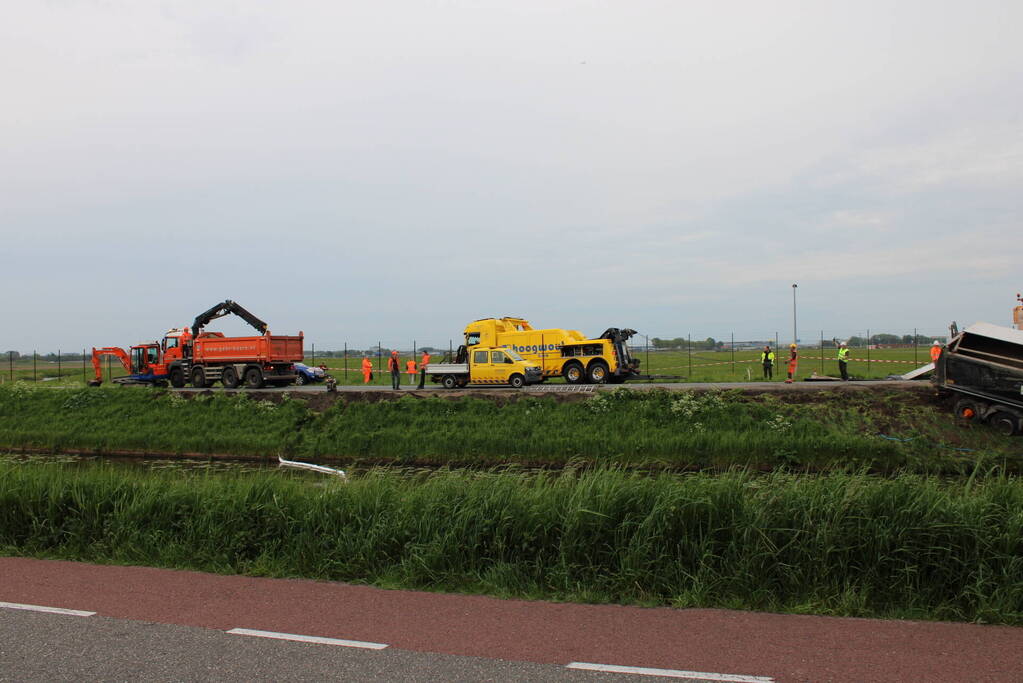 Vrachtwagen belandt in het water