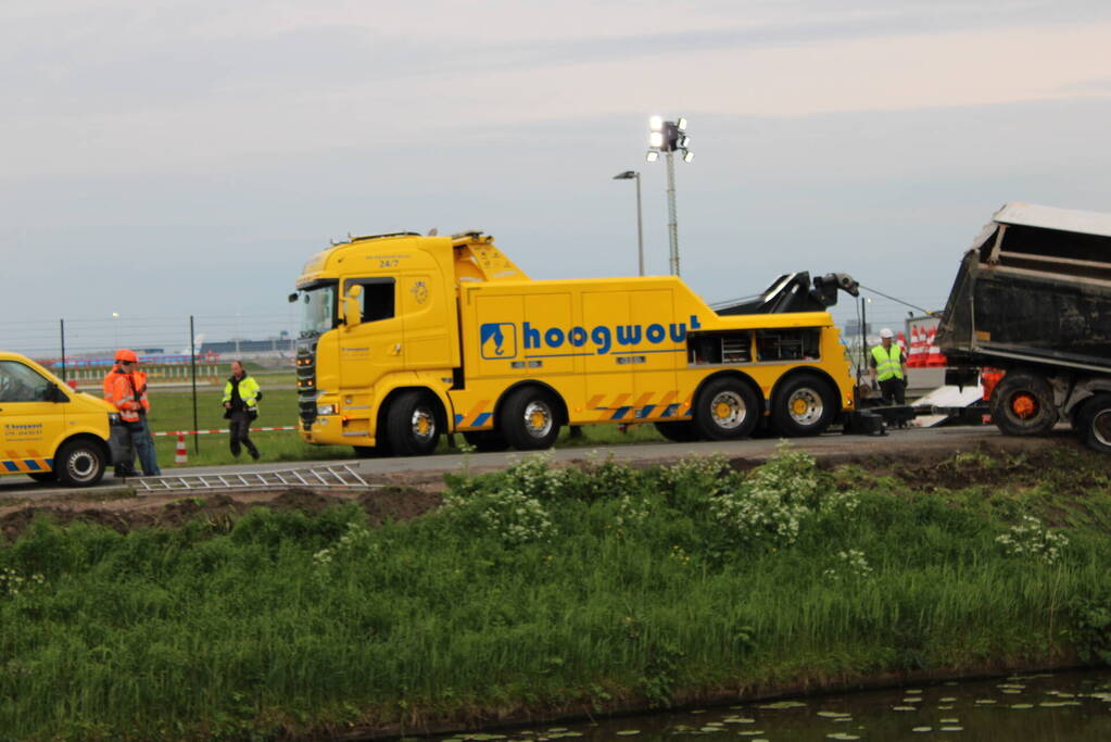 Vrachtwagen belandt in het water