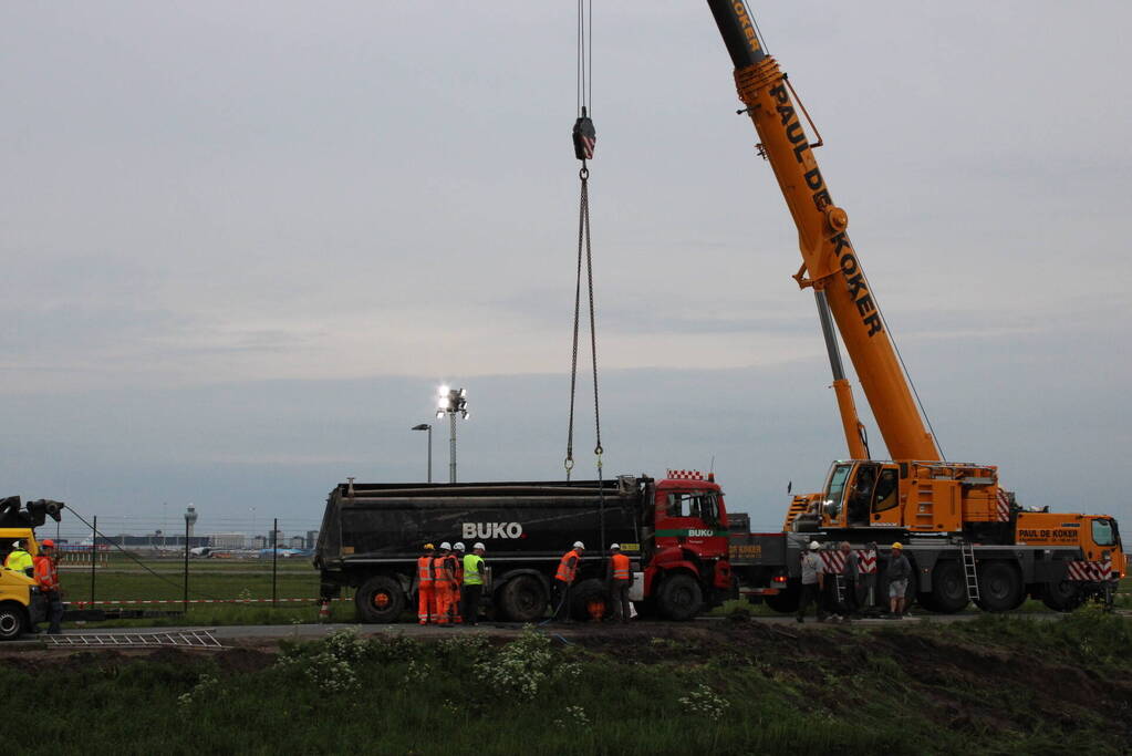 Vrachtwagen belandt in het water