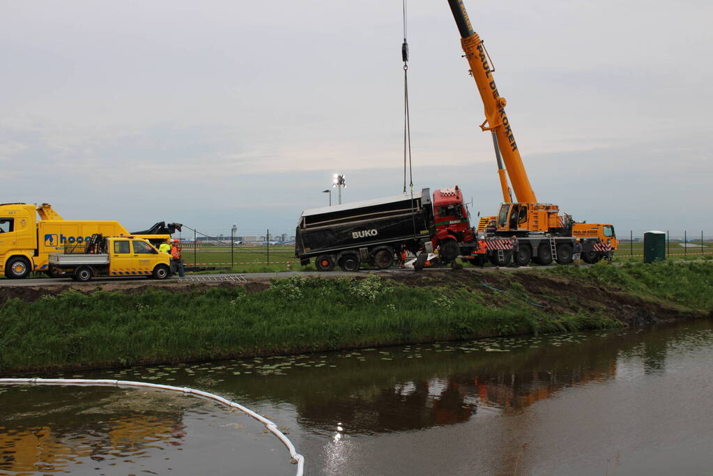 Vrachtwagen belandt in het water