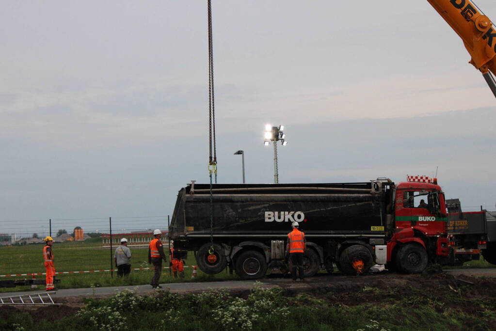 Vrachtwagen belandt in het water