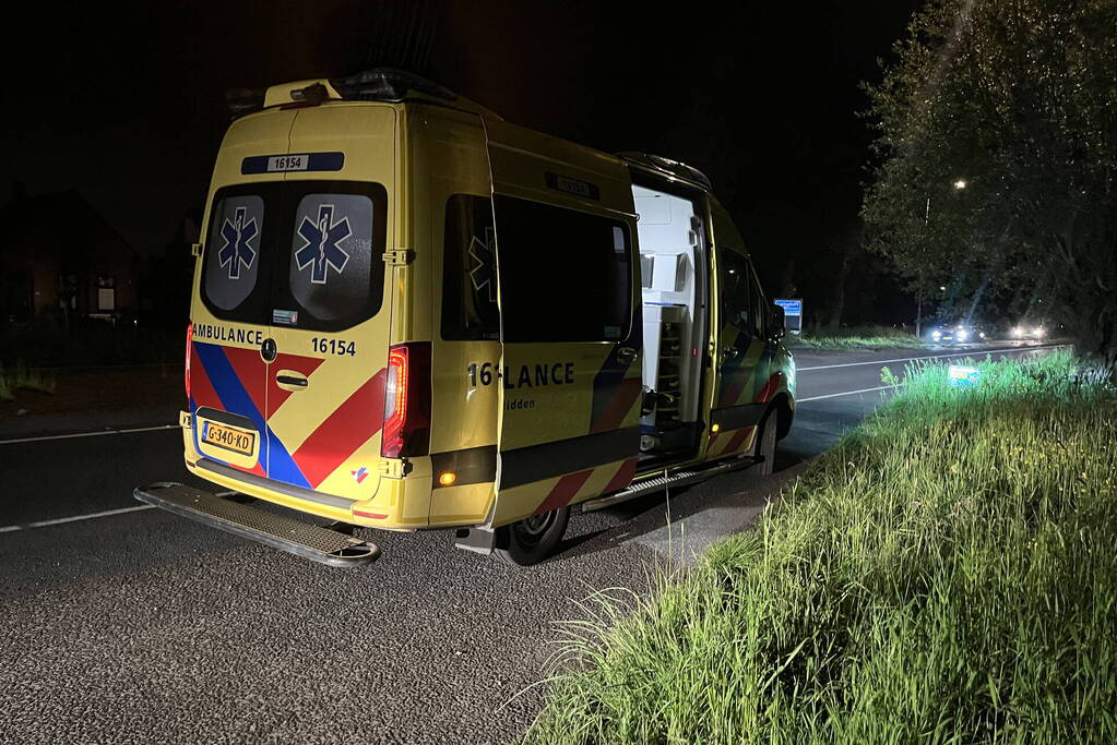 Beschonken passagier hard ten val door noodstop bus