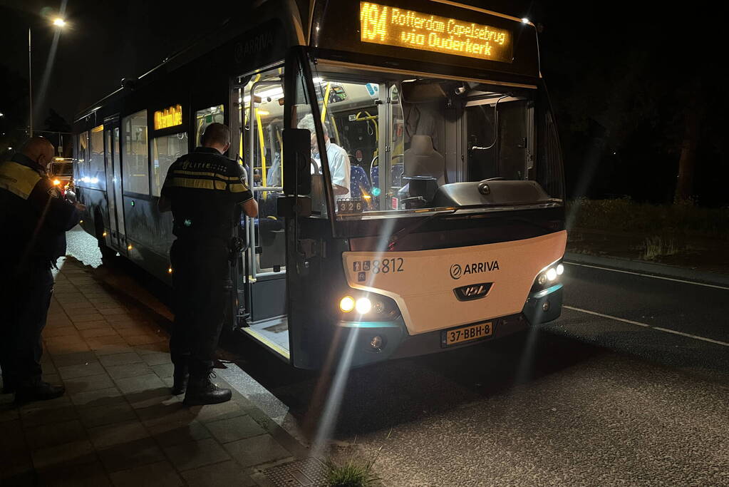 Beschonken passagier hard ten val door noodstop bus