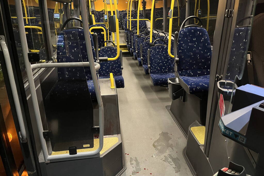 Beschonken passagier hard ten val door noodstop bus