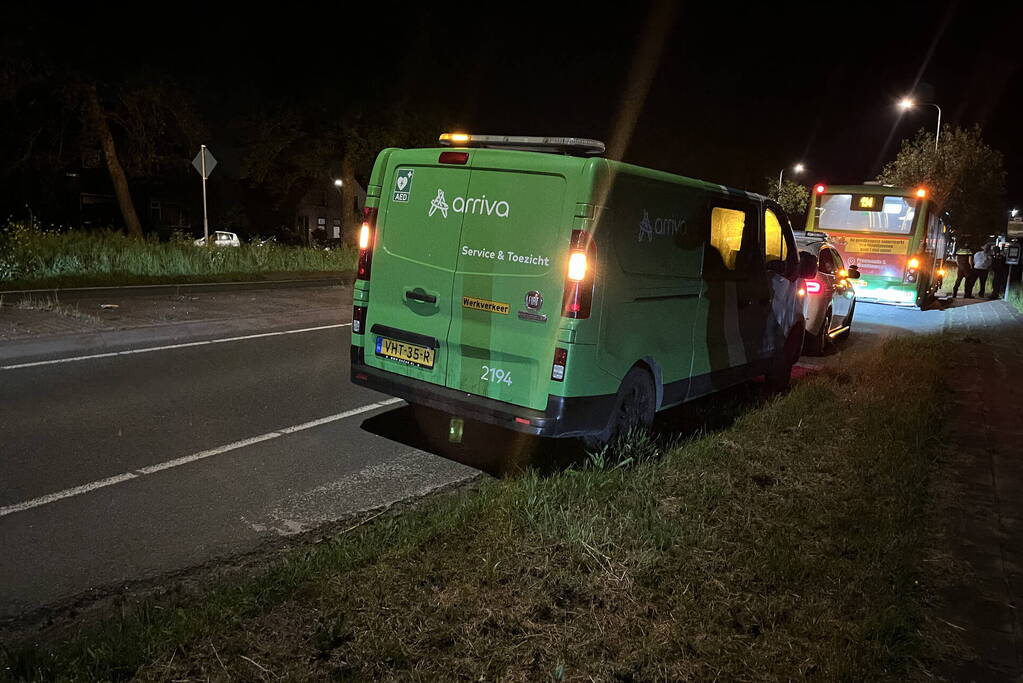 Beschonken passagier hard ten val door noodstop bus