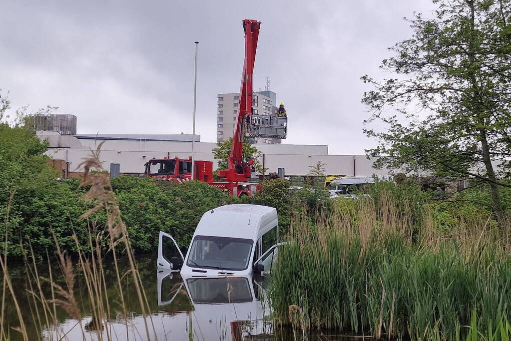 Rolstoelbus te water na aanrijding