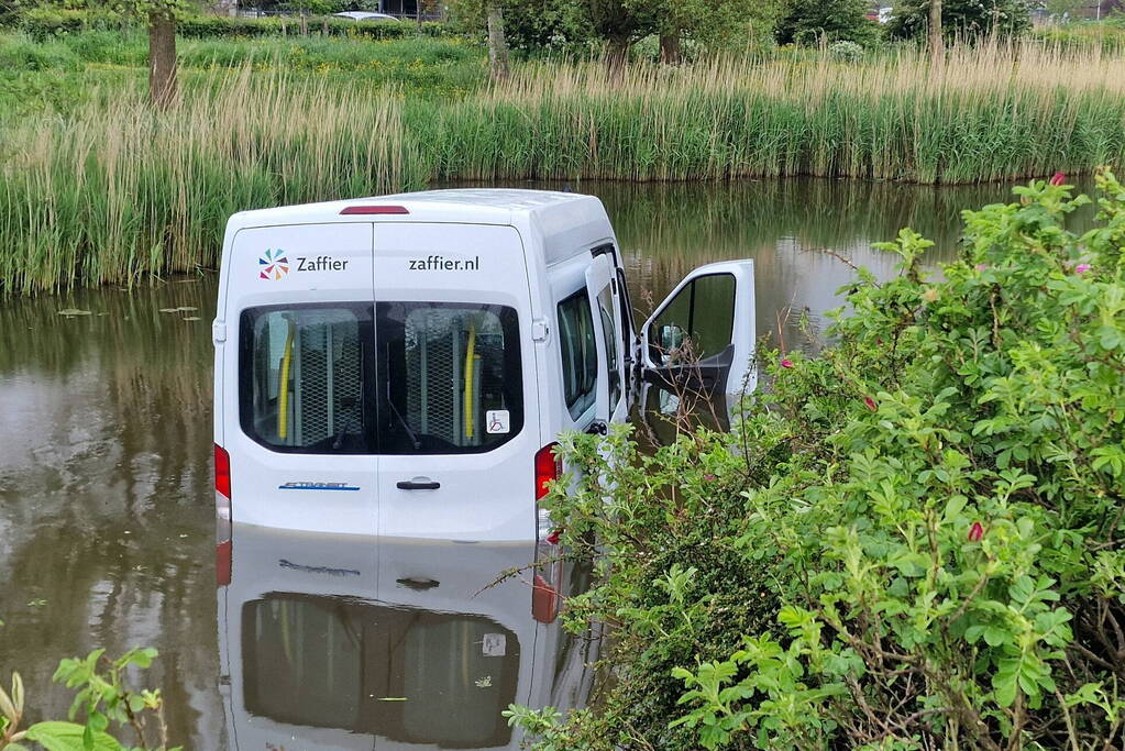 Rolstoelbus te water na aanrijding