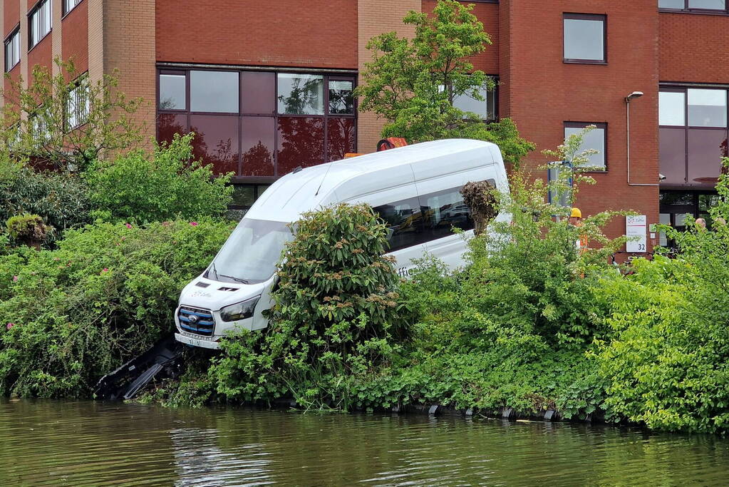 Rolstoelbus te water na aanrijding