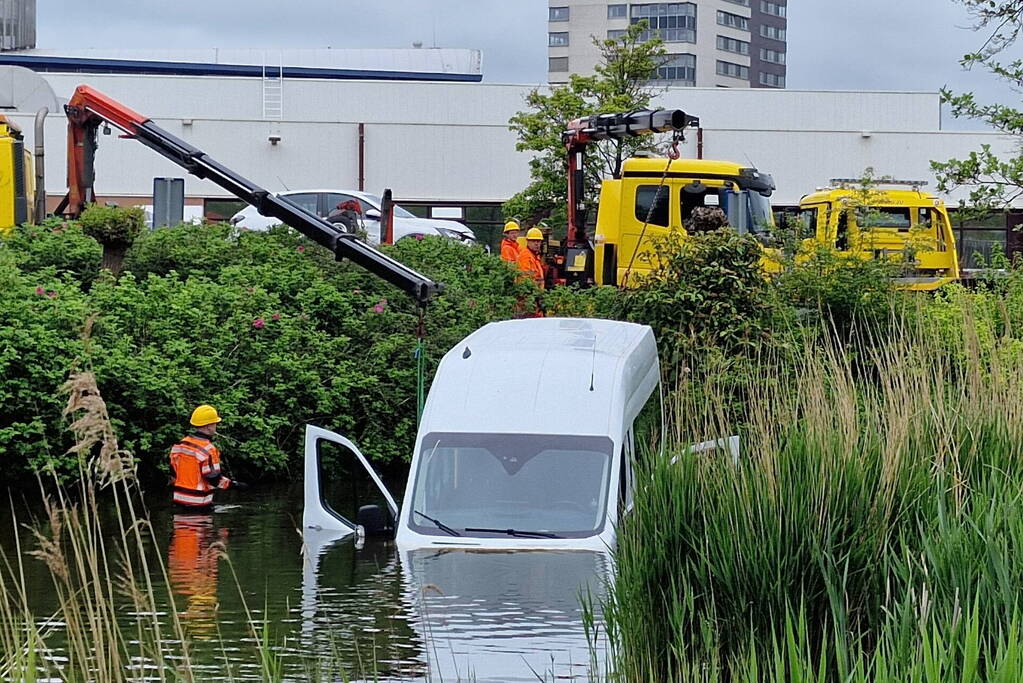 Rolstoelbus te water na aanrijding