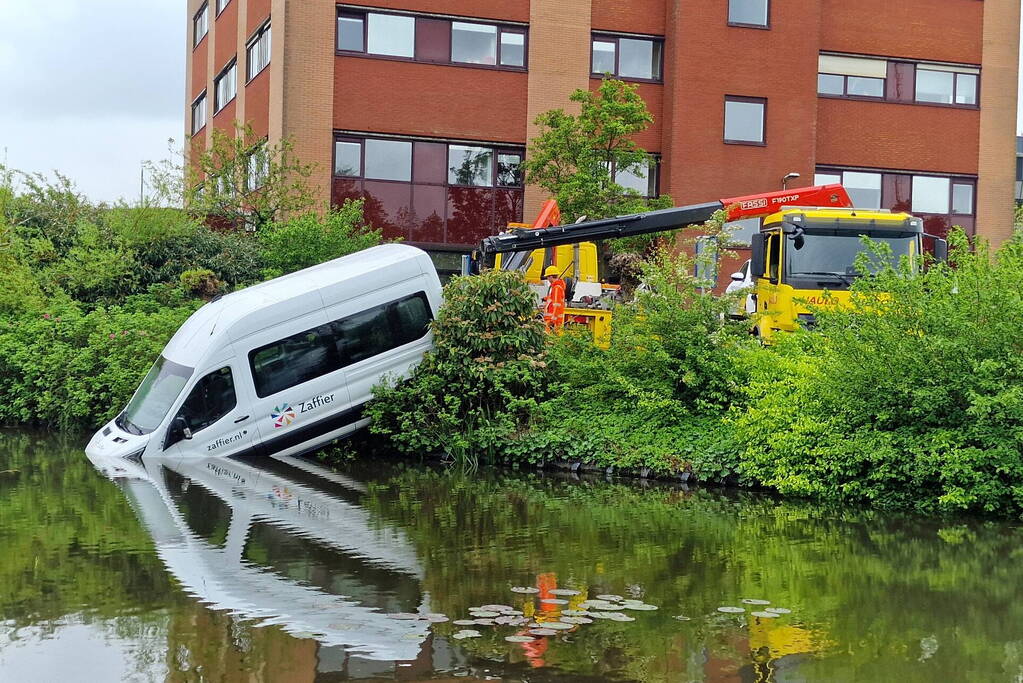 Rolstoelbus te water na aanrijding