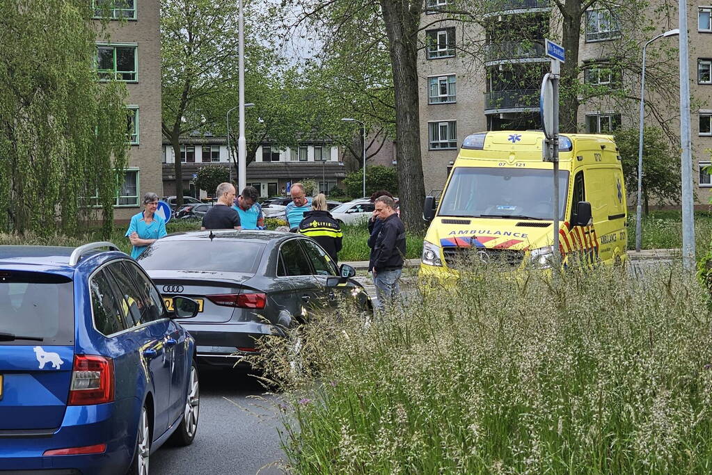 Automobilist rijdt vrouw in rolstoel aan