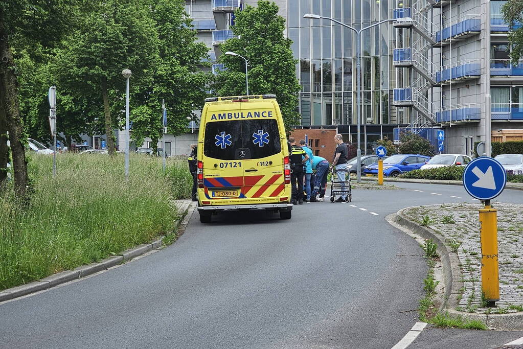 Automobilist rijdt vrouw in rolstoel aan