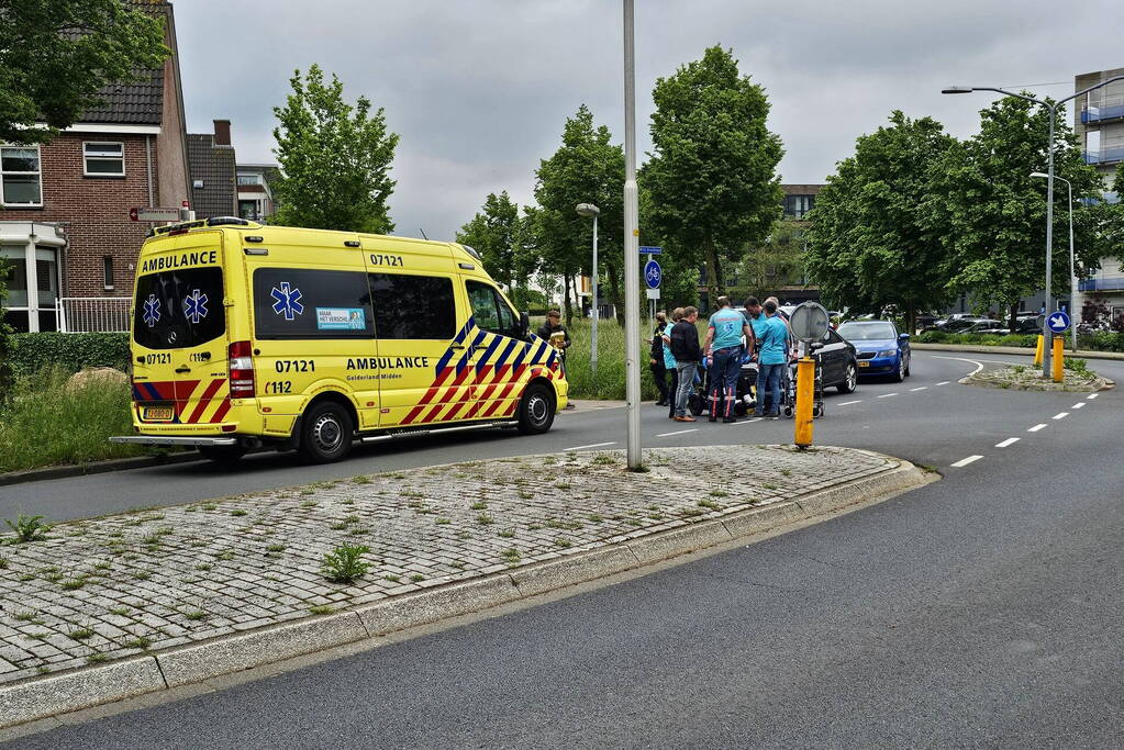 Automobilist rijdt vrouw in rolstoel aan