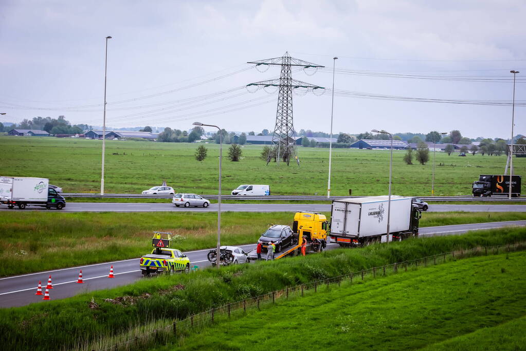 Personenwagen afgesleept na botsing met vrachtwagen