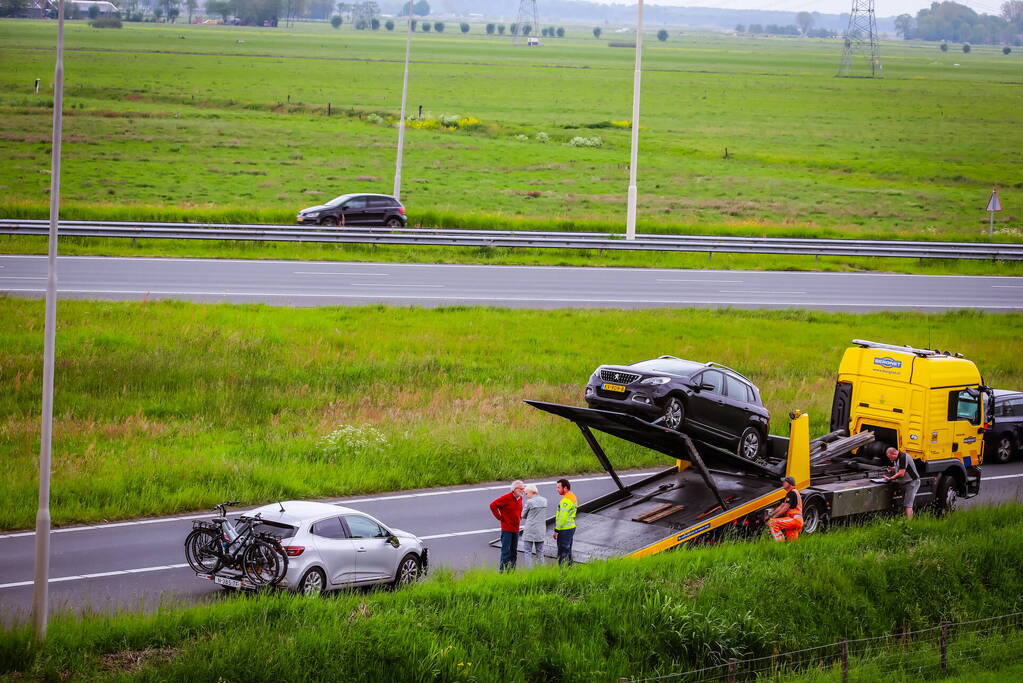 Personenwagen afgesleept na botsing met vrachtwagen