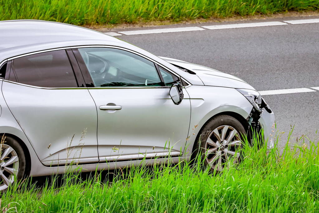 Personenwagen afgesleept na botsing met vrachtwagen