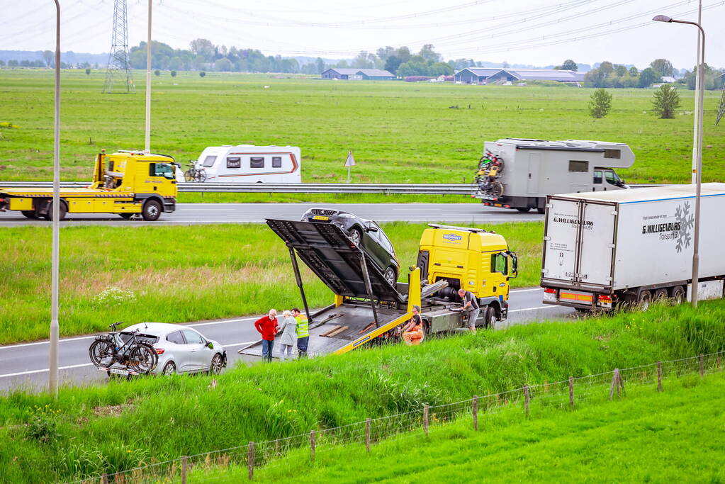 Personenwagen afgesleept na botsing met vrachtwagen