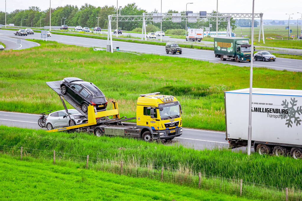 Personenwagen afgesleept na botsing met vrachtwagen