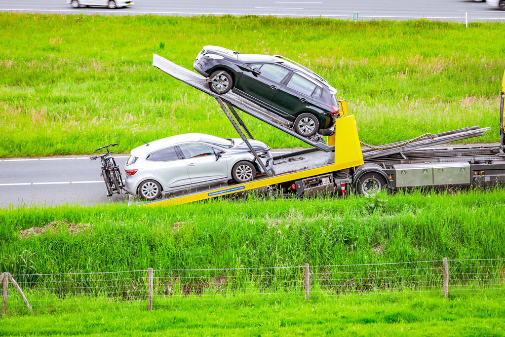 Personenwagen afgesleept na botsing met vrachtwagen