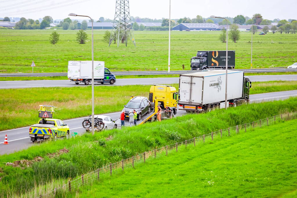 Personenwagen afgesleept na botsing met vrachtwagen