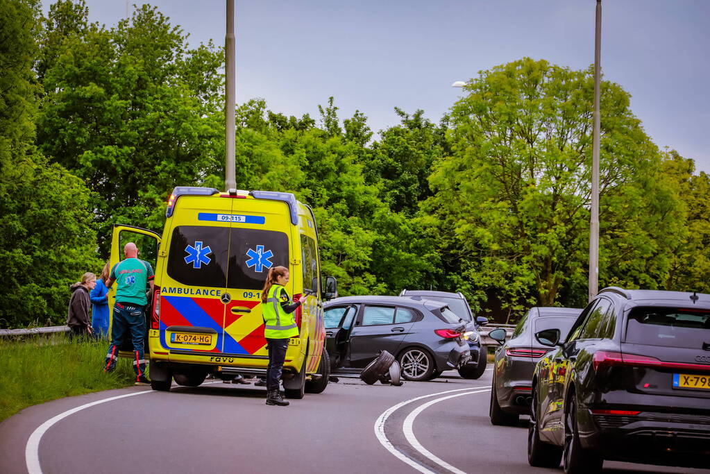 Twee personenwagens botsen op elkaar