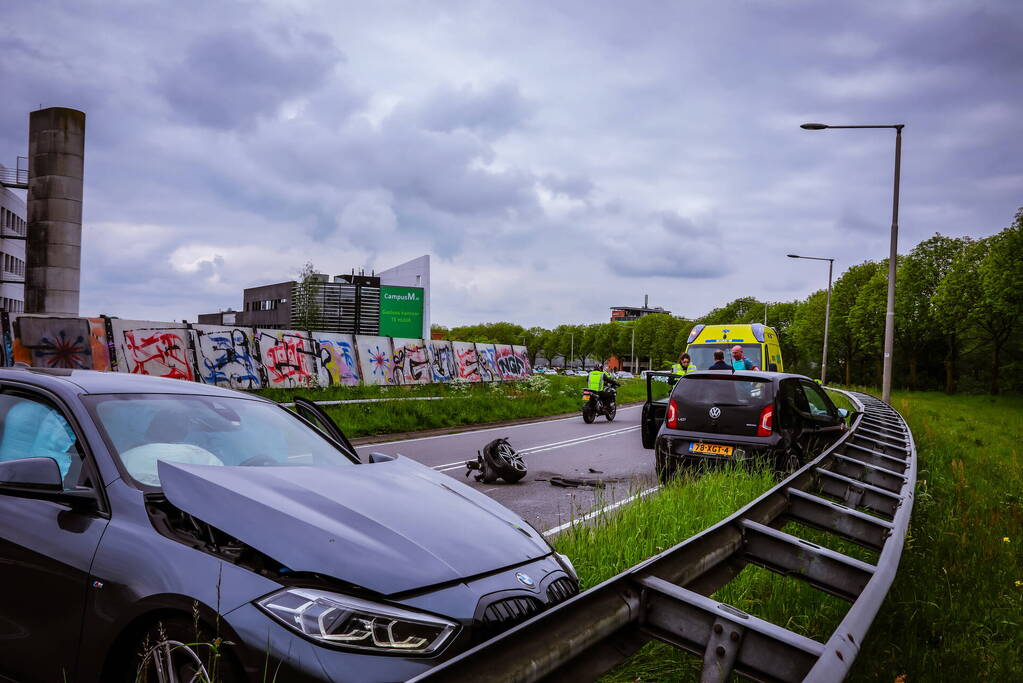 Twee personenwagens botsen op elkaar