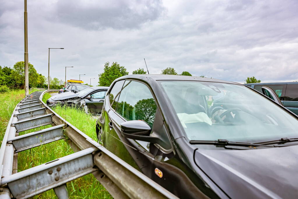 Twee personenwagens botsen op elkaar