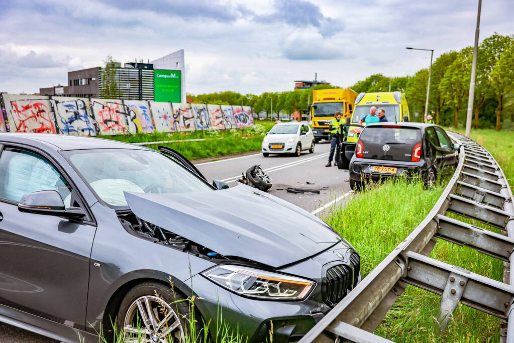 Twee personenwagens botsen op elkaar