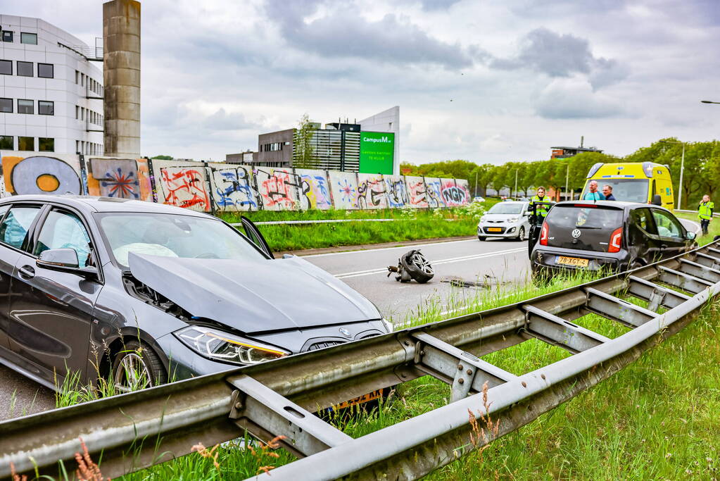 Twee personenwagens botsen op elkaar