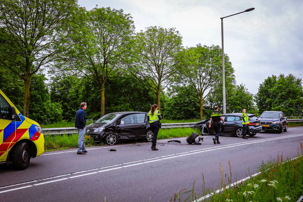 Twee personenwagens botsen op elkaar