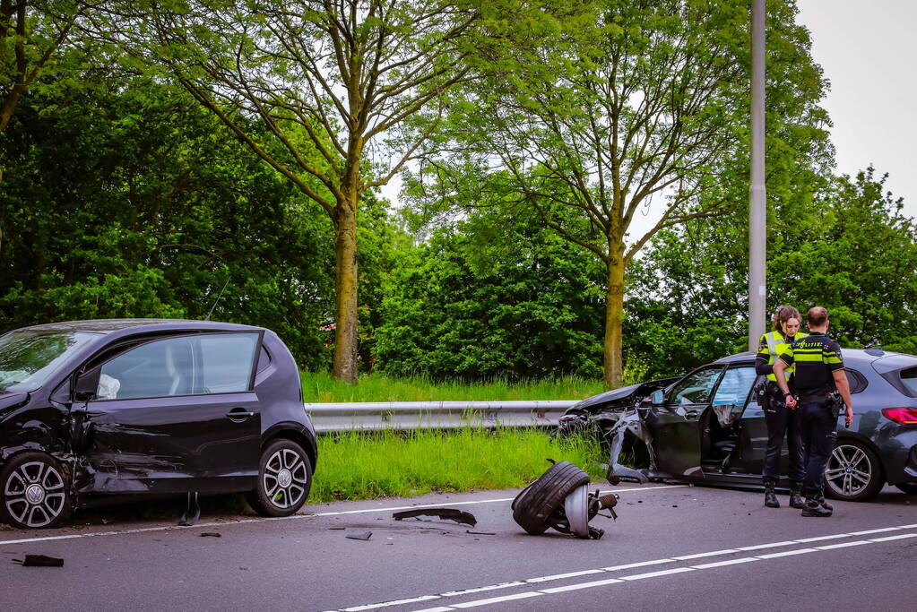 Twee personenwagens botsen op elkaar