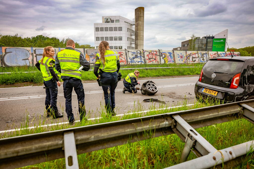 Twee personenwagens botsen op elkaar