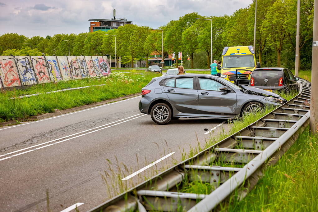 Twee personenwagens botsen op elkaar