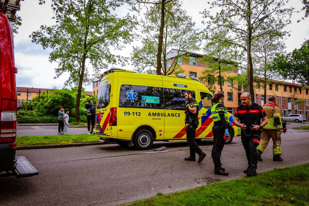 Broer springt in het water om zusje te redden