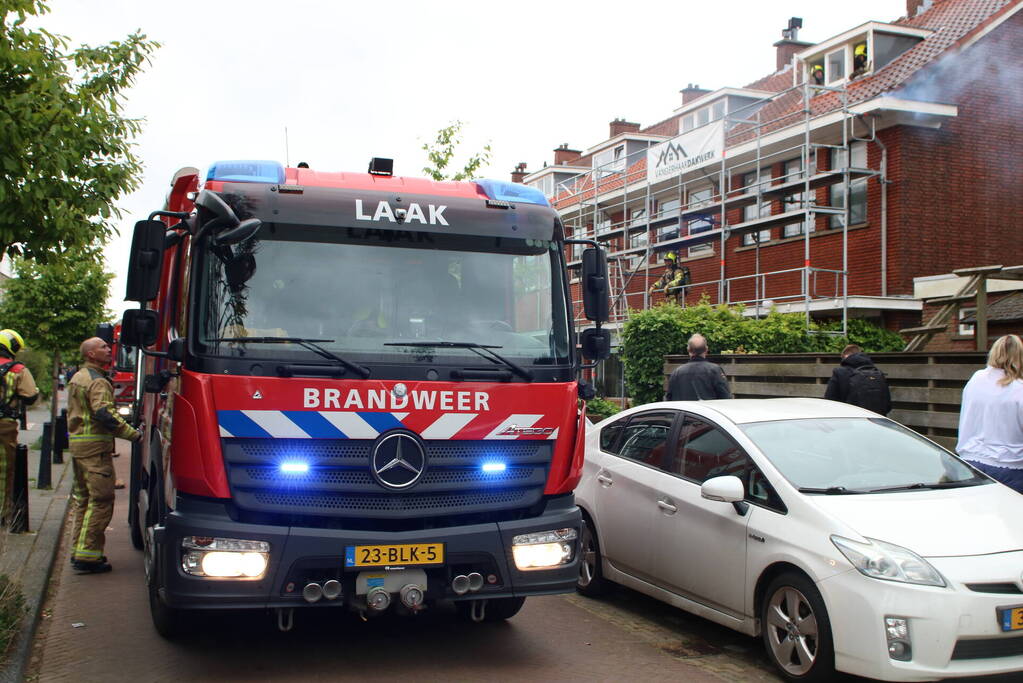 Brand in dak van woning snel onder controle