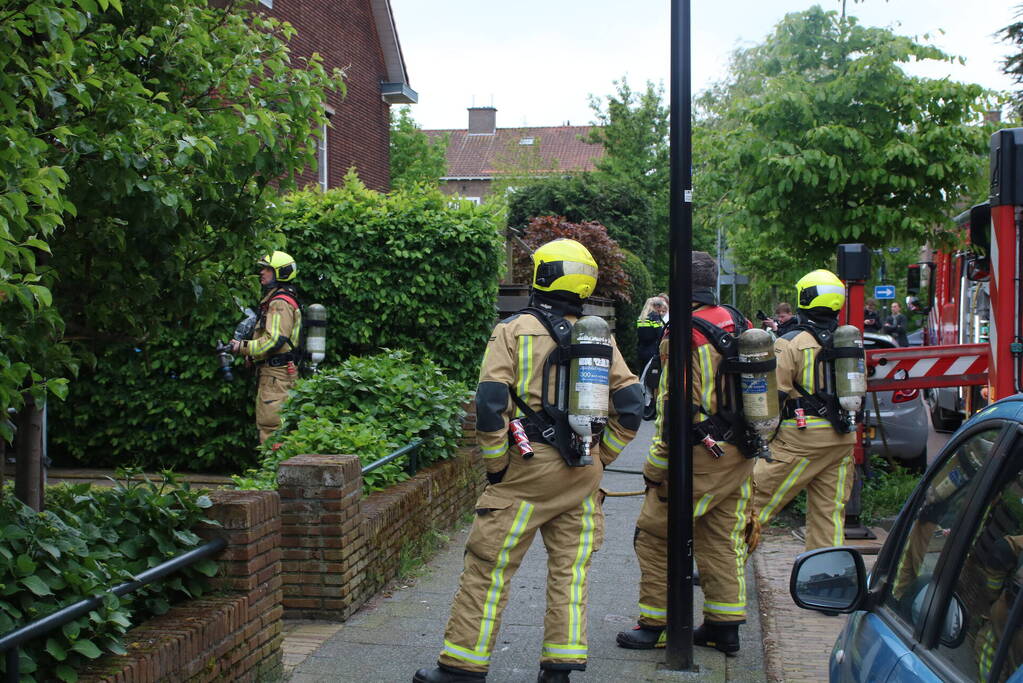 Brand in dak van woning snel onder controle