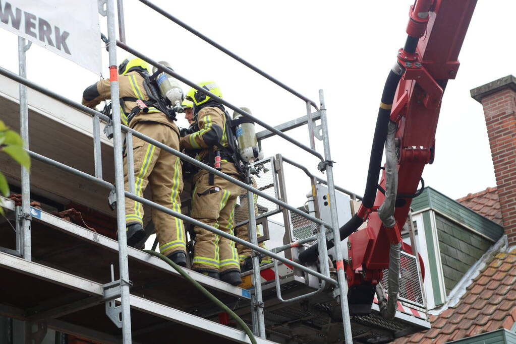 Brand in dak van woning snel onder controle