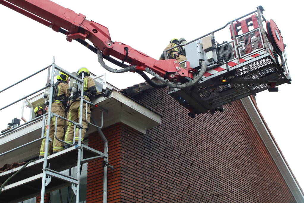 Brand in dak van woning snel onder controle