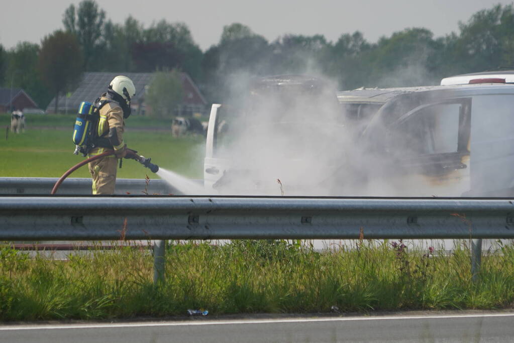 Bestelbus brandt uit op A28