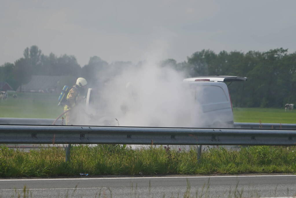 Bestelbus brandt uit op A28