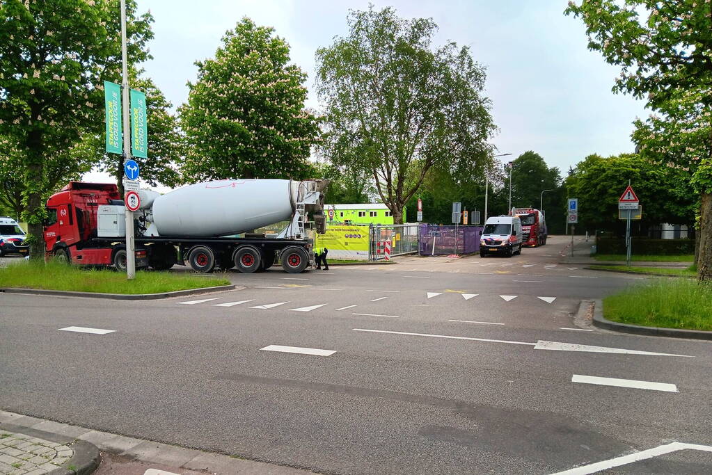 Fietsster overleden als ze onder betonmixer belandt