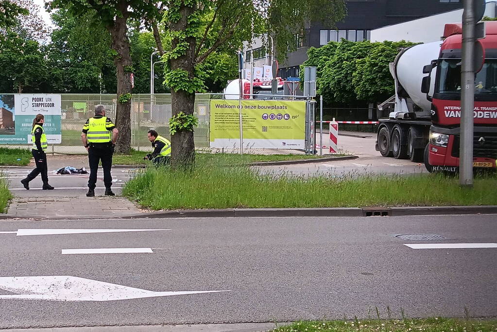 Fietsster overleden als ze onder betonmixer belandt