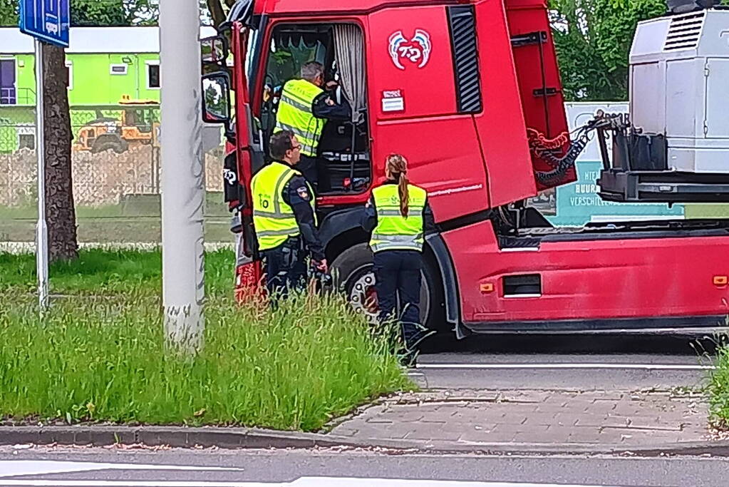 Fietsster overleden als ze onder betonmixer belandt